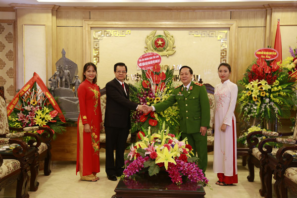 Đồng chí Lê Hồng Quang, Ủy viên Trung ương Đảng, Phó Chánh án Tòa án nhân dân tối cao tặng hoa chúc mừng Học viện CSND